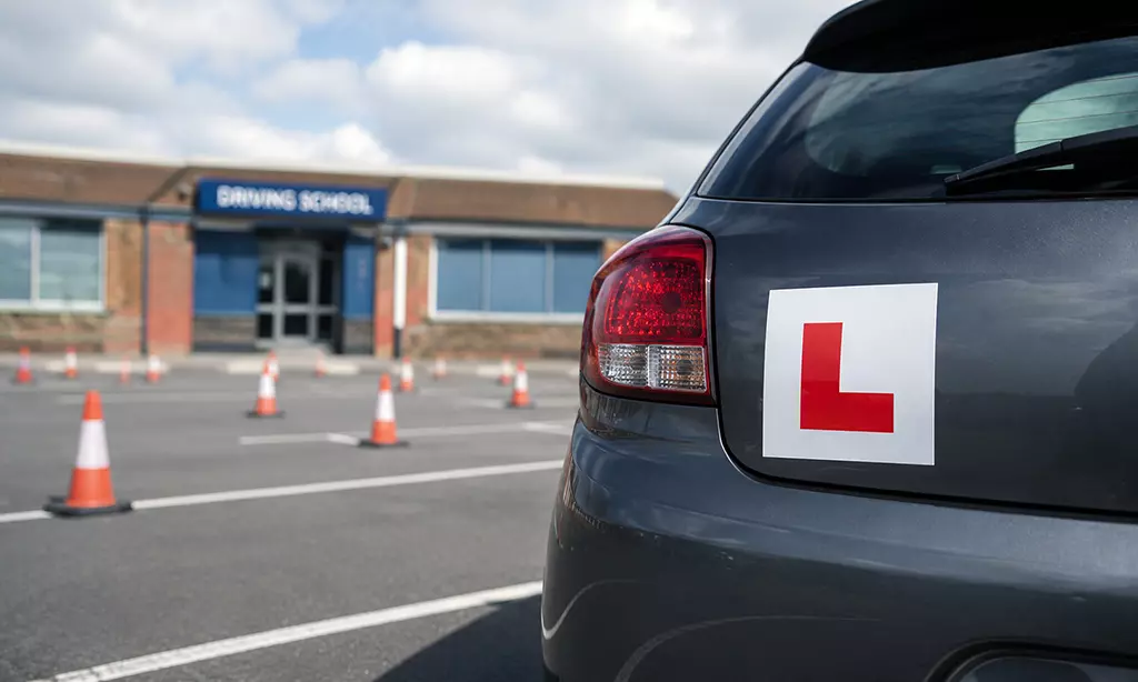 Veículo de aprendizagem com placa L em centro de formação de condutores na Irlanda.