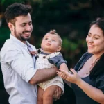 Casal com bebê representando famílias elegíveis ao Child Benefit na Irlanda