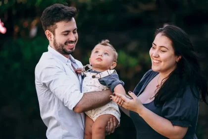 Casal com bebê representando famílias elegíveis ao Child Benefit na Irlanda