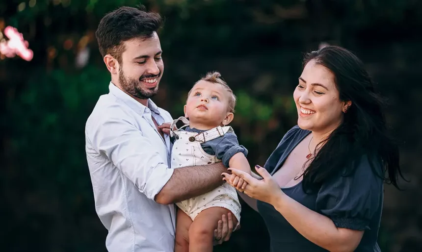 Casal com bebê representando famílias elegíveis ao Child Benefit na Irlanda
