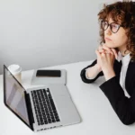 Mulher analisando informações financeiras em laptop durante consulta de relatório de crédito na Irlanda