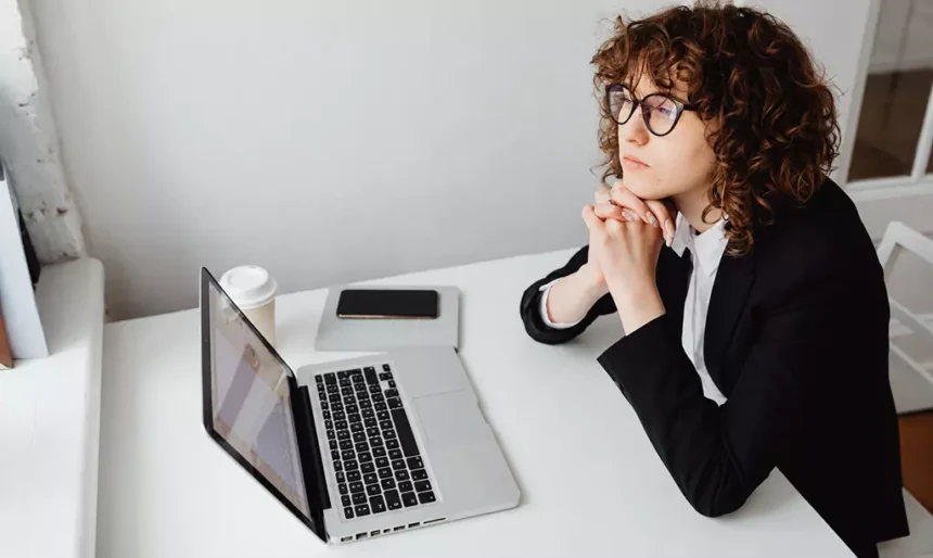 Mulher analisando informações financeiras em laptop durante consulta de relatório de crédito na Irlanda