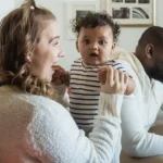 Família com criança representando beneficiários do Working Family Payment na Irlanda