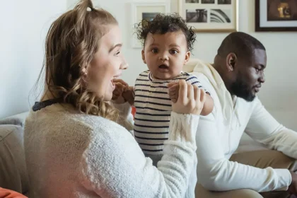 Família com criança representando beneficiários do Working Family Payment na Irlanda