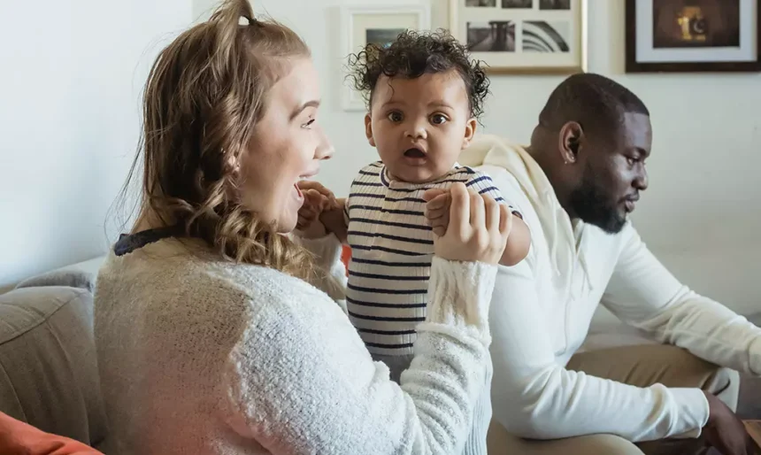 Família com criança representando beneficiários do Working Family Payment na Irlanda