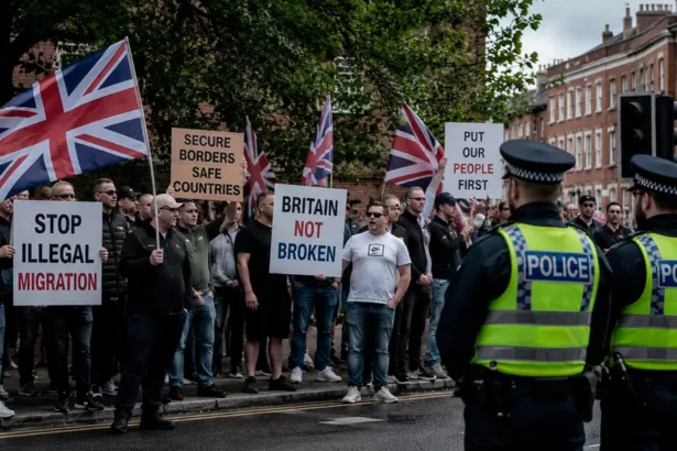 Protesto em Belfast após ataque de imigrante