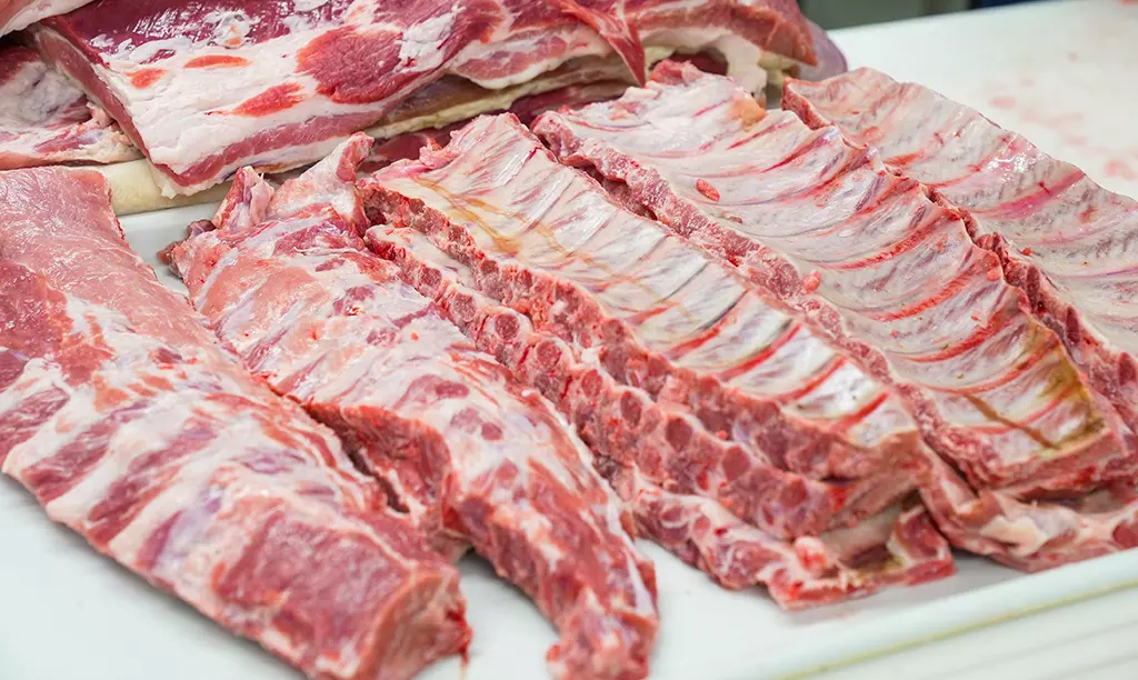Cortes de carne bovina preparados para exportação em frigorífico brasileiro seguindo padrões sanitários internacionais.