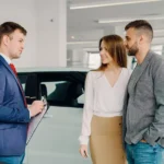 Casal analisando opções de financiamento de carro em uma concessionária na Irlanda.