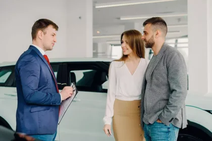 Casal analisando opções de financiamento de carro em uma concessionária na Irlanda.